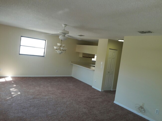 Foto del edificio - 2033 McMullen Ave