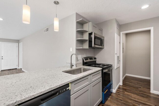 Foto del edificio - 8293 Creekbend Dr