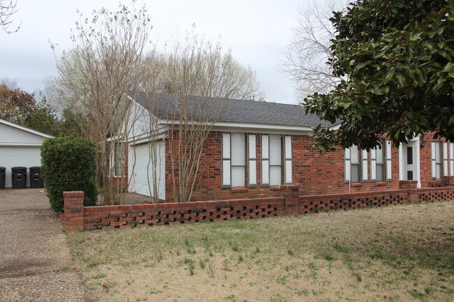 Building Photo - 800 Foxwood Dr