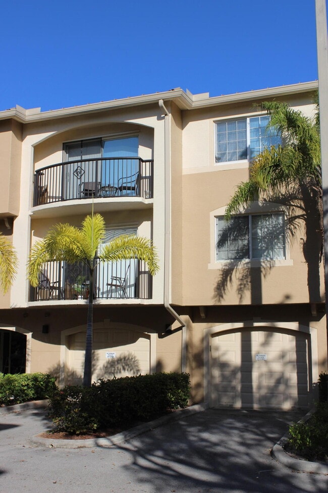 Foto del edificio - 1700 Crestwood Ct S