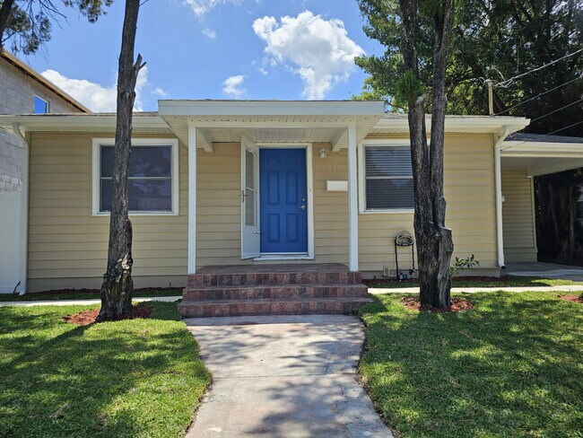 Foto del edificio - fully renovated 2-bedroom, 1-bathroom home with bonus guest room or office and oversized fenced yard