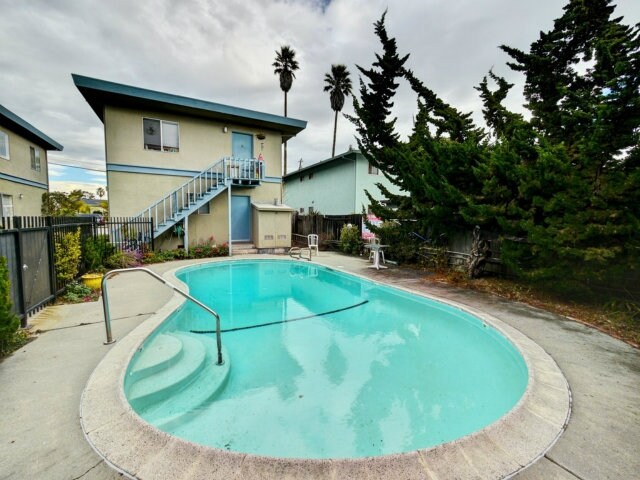 Pool - 1500 Merrill St