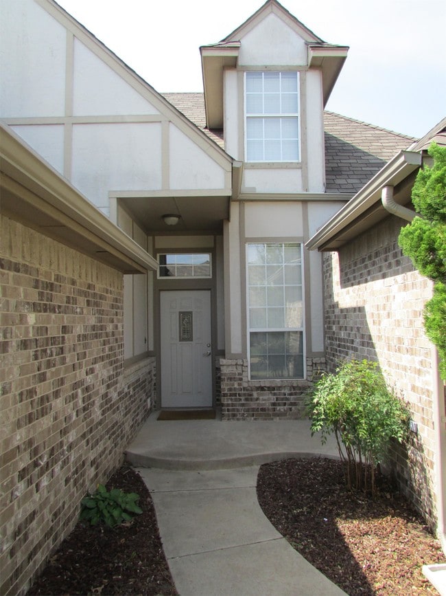 Building Photo - 16601 Covington Manor