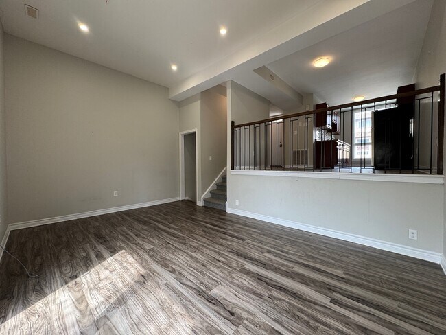Photo du bâtiment - Updated 3 Bedroom 1.5 Bathroom Townhome in the Quiet Corunna, Ontario!