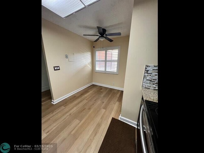 Foto del edificio - 7320 Lake Cir Dr