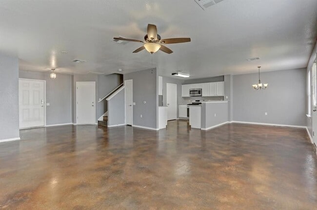Building Photo - 5913 Silver Screen Dr