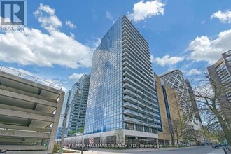 Building Photo - 210 Simcoe St