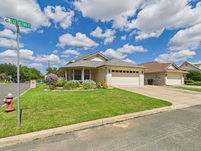 Building Photo - Corner Lot Garden Home
