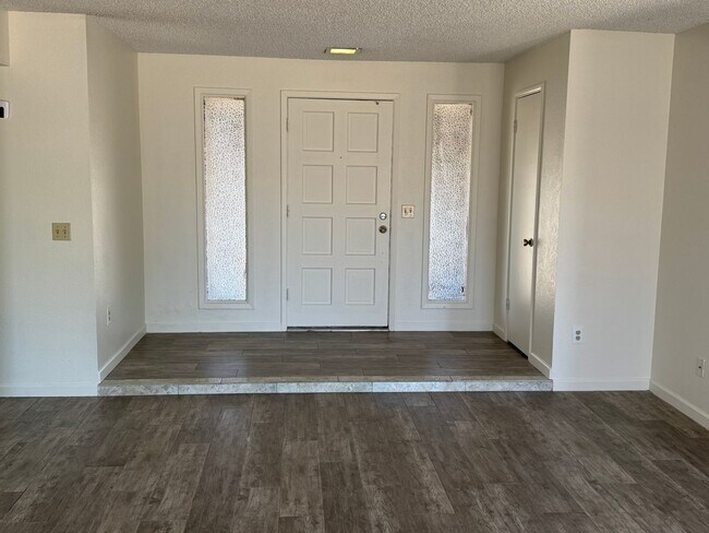 Foto del edificio - BRAND NEW REMODEL 3 BED, 2 BATH LOCATED HA...
