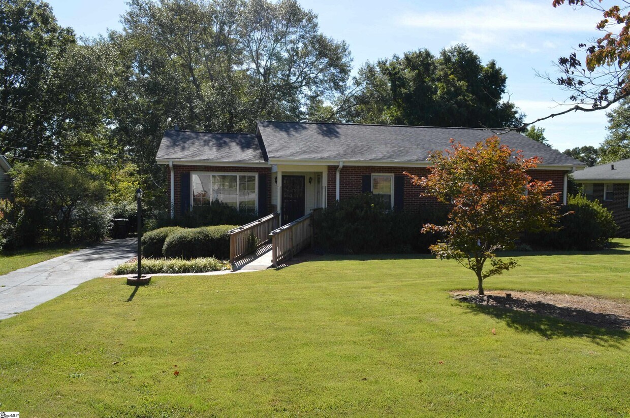 Primary Photo - 206 Hillside Dr