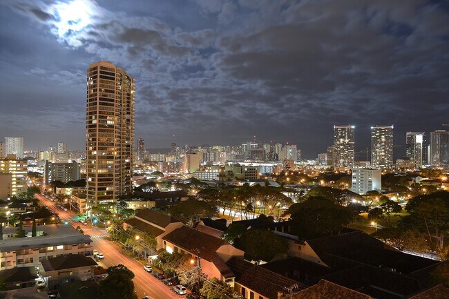 Vista nocturna de la terraza - 824 Kinau St