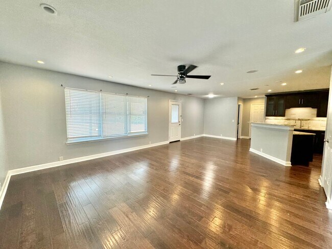 Building Photo - Gorgeous House in Retama Ridge