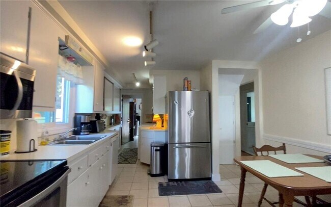 Building Photo - 20 2nd St