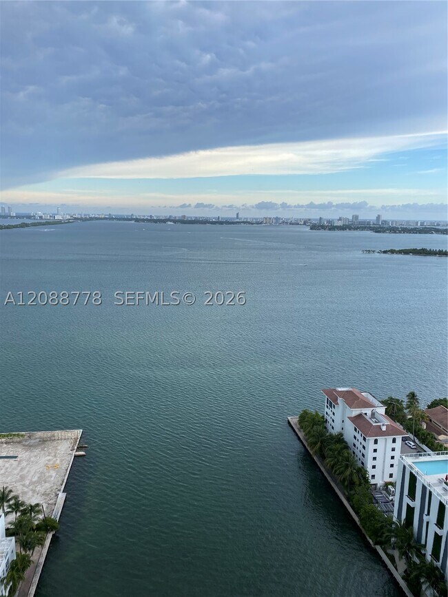 Foto del edificio - 460 NE 28th St