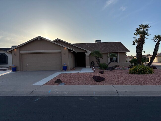 Foto del edificio - Lovely Updated 2bed/2bath Home in desert landscape of 45+ Active Adult Community of Leisure World...
