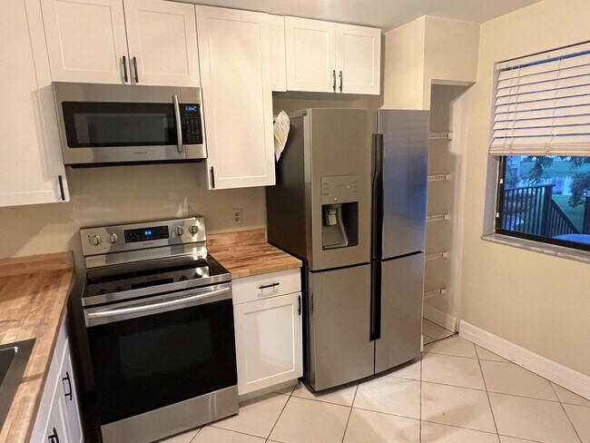 Building Photo - 1226 S Military Trail