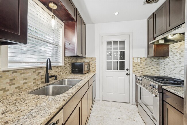 Foto del edificio - 4913 Nina Lee Ln