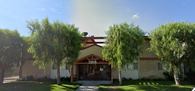 Photo - Spacious and Bright Upper Level Unit Ready For Move In! Apartment