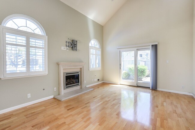 Building Photo - 3 Bed / 2.5 Bath bright and spacious home ...