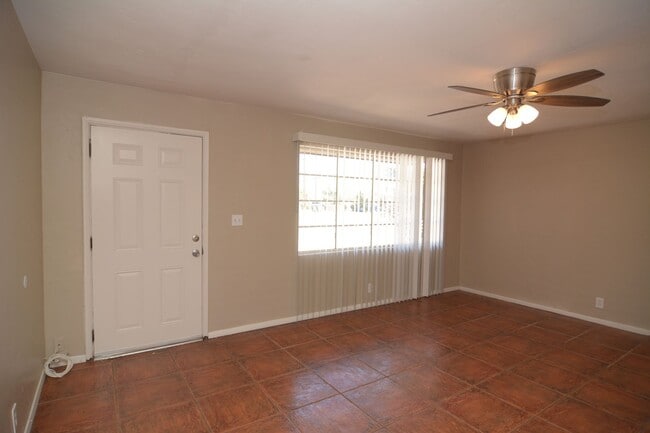 Building Photo - Charming 3 Bedroom 2 Bath House Plus Bonus...