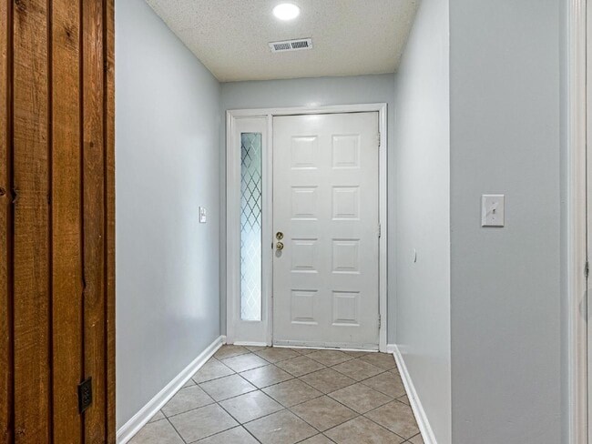 Photo - Cute as a button ranch home!