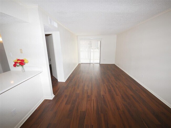 Foto del edificio - 2832 S Bartell Dr