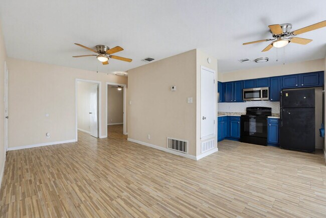 Foto del edificio - 10543 Starcrest Dr