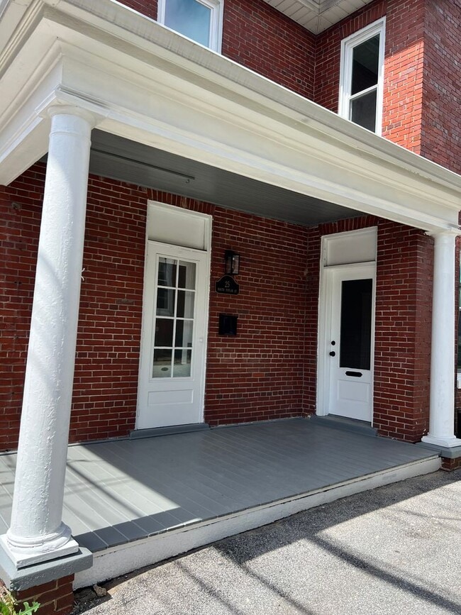 Building Photo - 25 N Poplar St