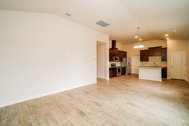 Building Photo - 1348 Rios Meadow Dr, New Braunfels, TX