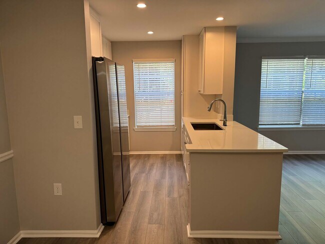 Foto del edificio - Beautifully Updated 1st Floor One Bedroom Condo at The Reserve at Woodbridge-Near Shopping & Medi...