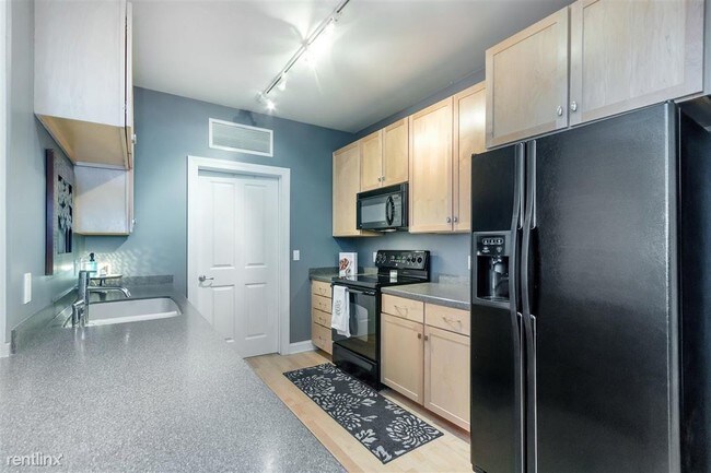Building Photo - 1 br, 2 bath Condo - 1925 N Water St