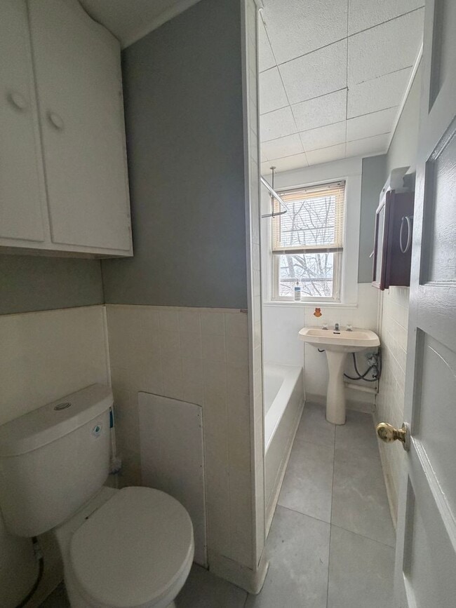 Foto del edificio - Move-In Ready 3-Bed, 1-Bath Home in Pittsfield