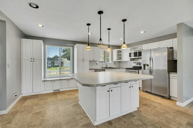 Building Photo - 225 W 750 S