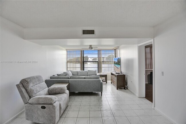 Building Photo - 1524 Whitehall Dr
