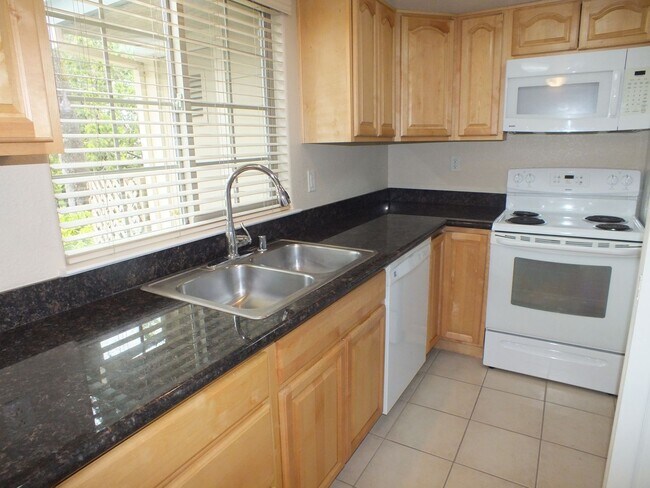 Foto del edificio - Cameron Park 2/1.5 townhouse style apt
