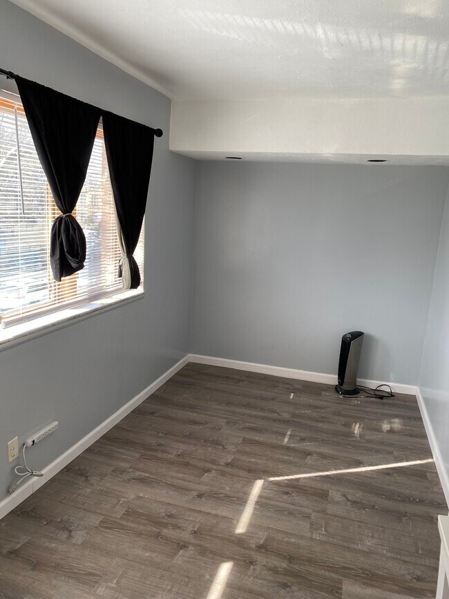 bedroom big windows - 1839 W 6th St