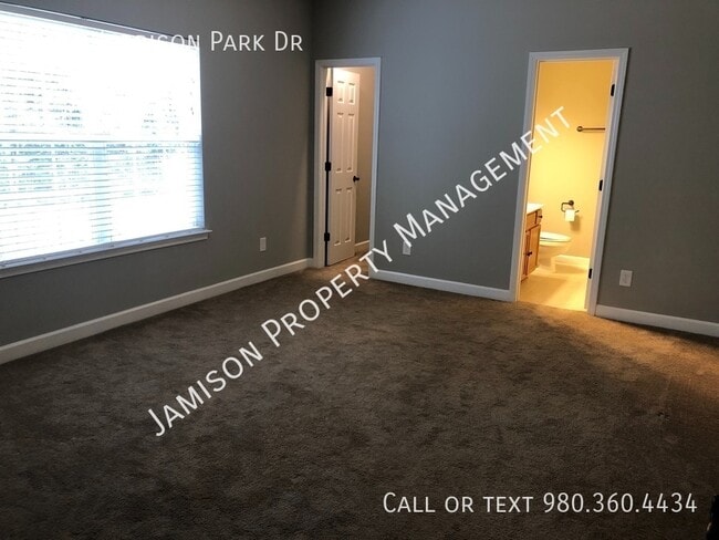 Building Photo - 1902 Harrison Park Dr