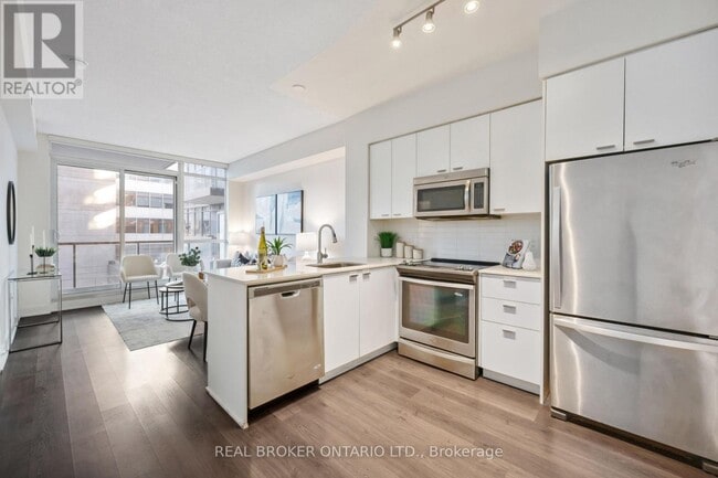 Building Photo - 30-430 Roehampton Ave