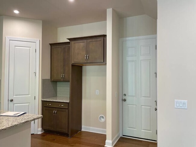 Building Photo - 207 Heathbrook Ln