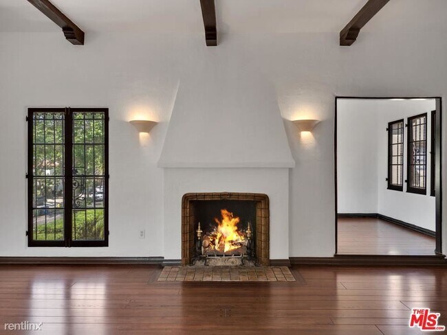 Building Photo - 3 br, 2 bath Condo - 6135 W 6th St