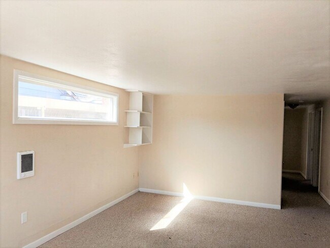 Building Photo - Spacious 5 bed/2 bath South Campus home wi...