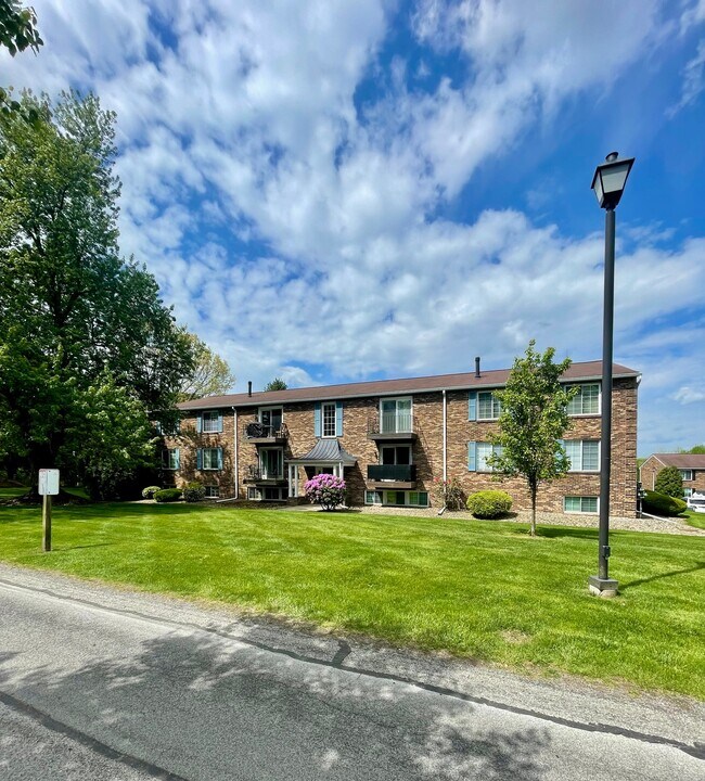 Foto del edificio - 8111 Revere Pl