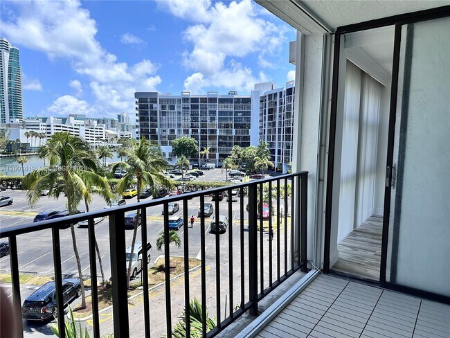 Foto del edificio - 800 Parkview Dr