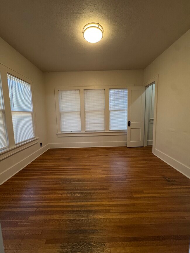 Foto del edificio - 233 N Poplar Ave