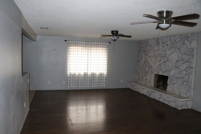 Foto del edificio - 7864 Newhall Ave