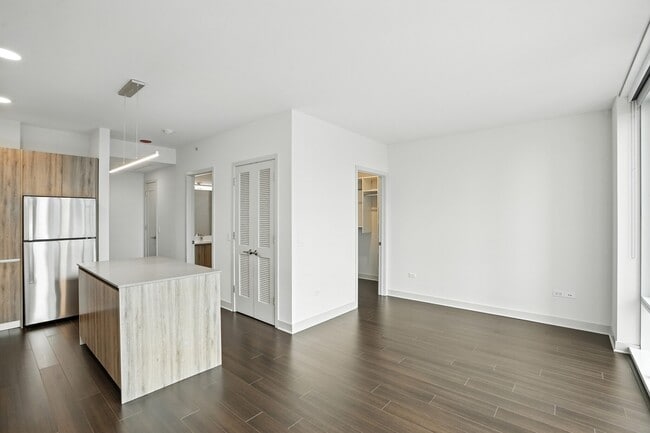 Photo - 311 W Wolf Point Plaza Apartment