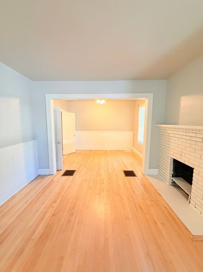 Building Photo - 925 4th Ave N