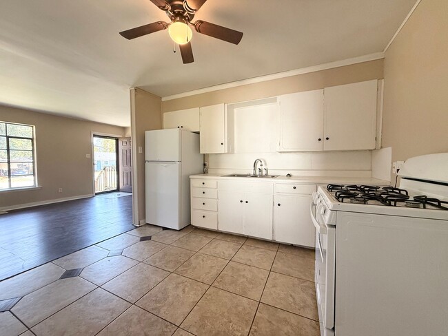 Building Photo - 40 Hill Ln