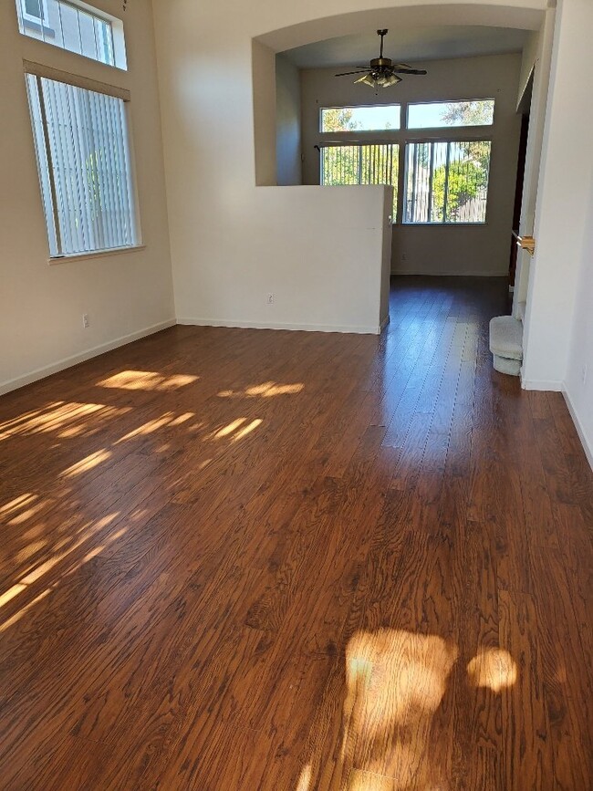 Foto del edificio - Charming Home For Rent in Folsom