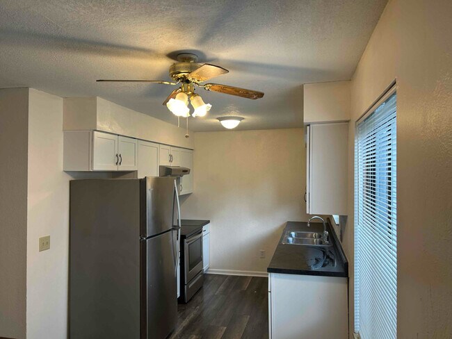 Foto del edificio - 5806 Ryewyck Dr